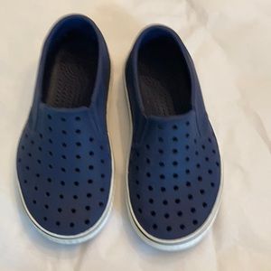 Native navy blue shoes size C11